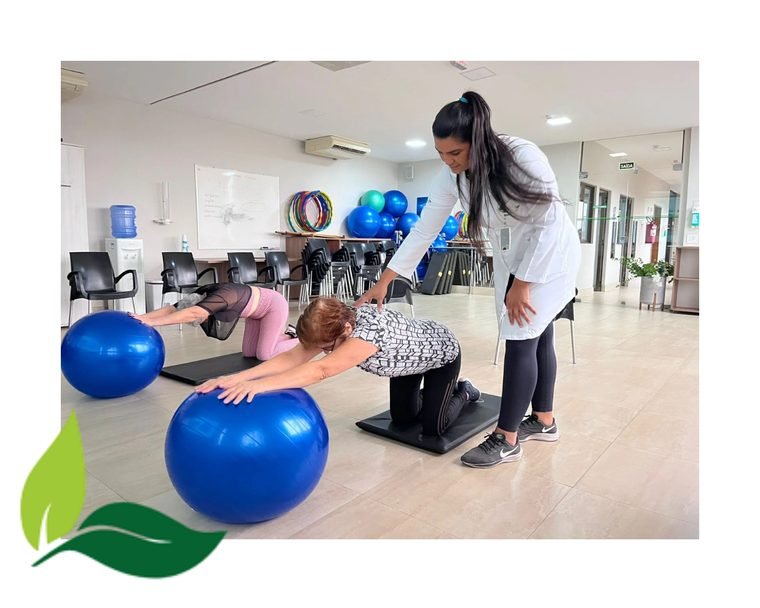 Fisioterapeuta orientando exercício na oficina Educa a Dor
