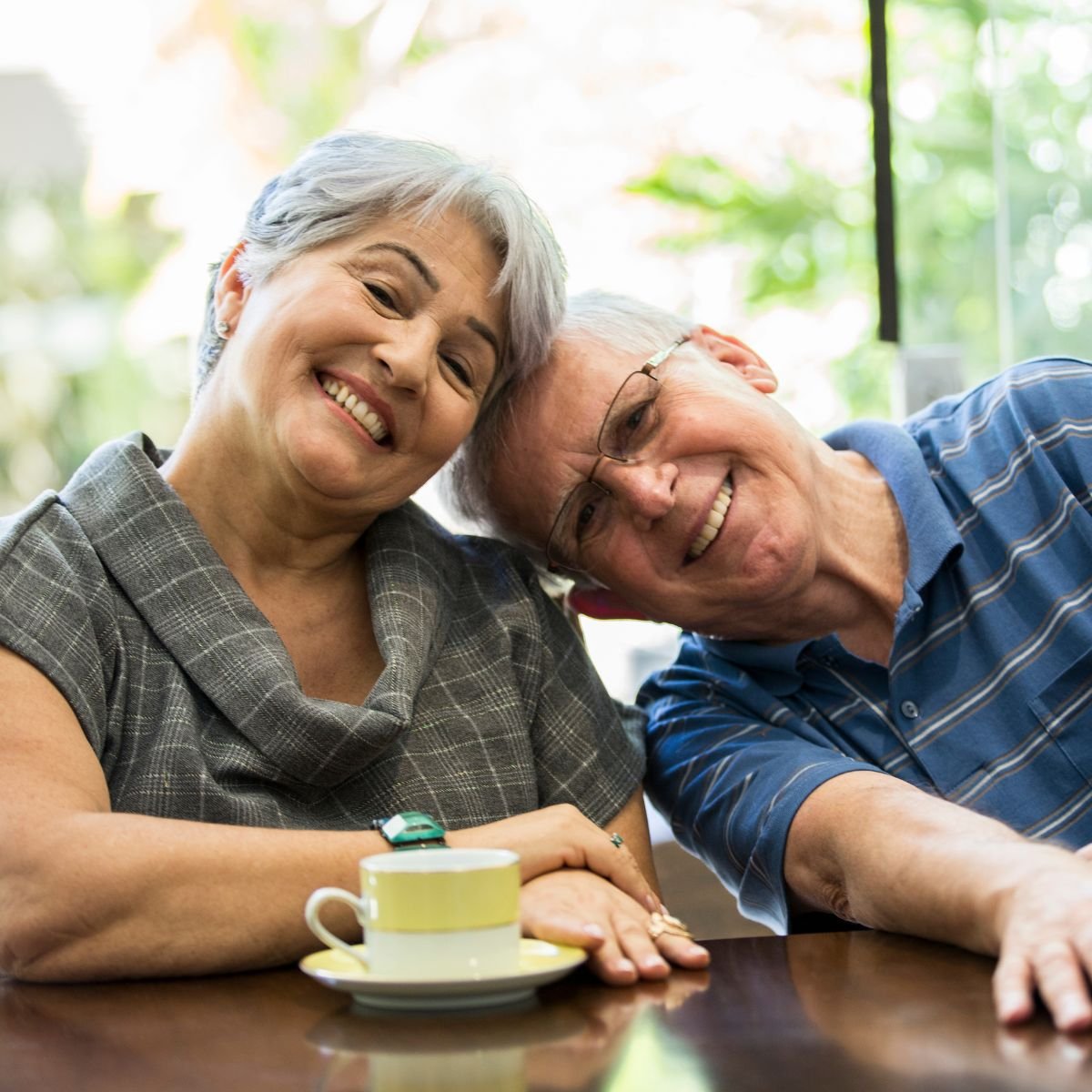 Casal sênior beneficiário MedSênior sorrindo